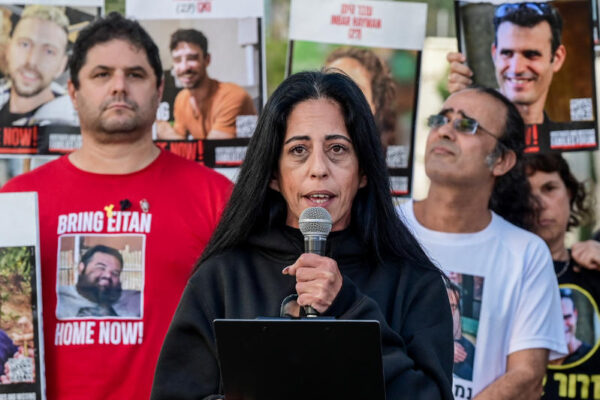 עינב צנגאוקר במחאת משפחות חטופים בדרך בגין בת"א (צילום: אבשלום ששוני, פלאש90)