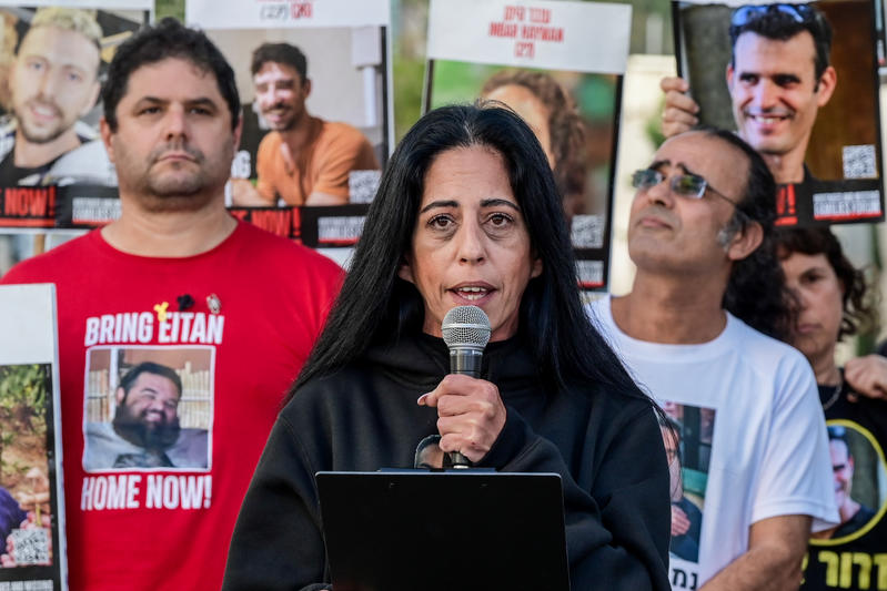 עינב צנגאוקר במחאת משפחות חטופים בדרך בגין בת"א (צילום: אבשלום ששוני, פלאש90) עינב צנגאוקר במחאת משפחות חטופים בדרך בגין בת"א (צילום: אבשלום ששוני, פלאש90)