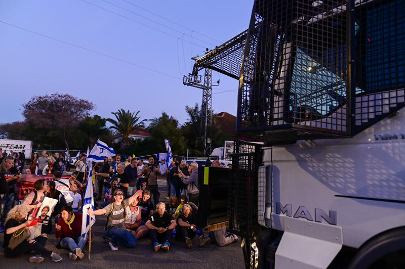 מחאות נגד ראש הממשלה בנימין נתניהו במושוב מזור, שהגיע למקום לחגיגות המימונה (צילום: תומר נויברג, פלאש90)