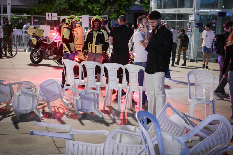 אזור טקס הזיכרון ברחבת כיכר הבימה בתל אביב, לאחר החשש לאירוע ביטחוני שהסתבר כמעצר של המשטרה (צילום: אבשלום ששוני/ פלאש90) אזור טקס הזיכרון ברחבת כיכר הבימה בתל אביב, לאחר החשש לאירוע ביטחוני שהסתבר כמעצר של המשטרה (צילום: אבשלום ששוני/ פלאש90)