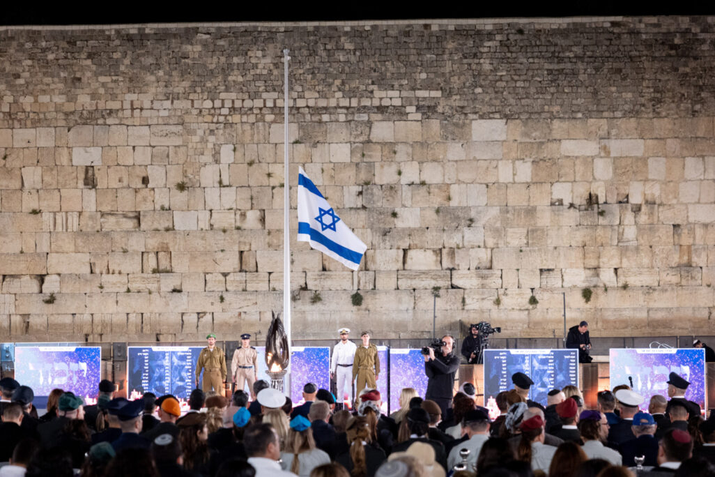 טקס יום הזיכרון לחללי מערכות ישראל ונפגעי פעולות האיבה תשפ״ה ברחבת הכותל (צילום: חיים גולדברג/ פלאש90)