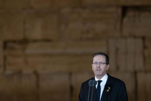 נשיא המדינה יצחק הרצוג בטקס הזיכרון ברחבת הכותל (צילום: חיים גולדברג/ פלאש90)