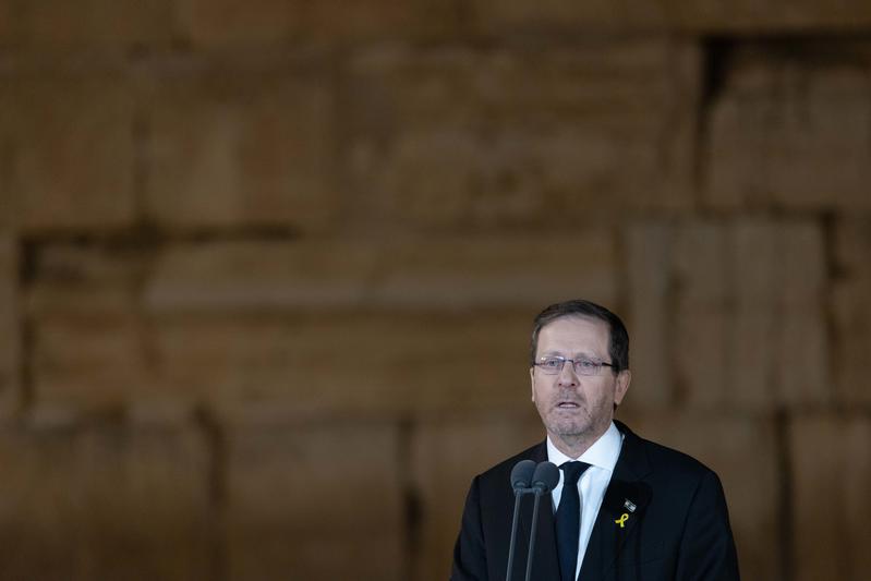 נשיא המדינה יצחק הרצוג בטקס הזיכרון ברחבת הכותל (צילום: חיים גולדברג/ פלאש90) נשיא המדינה יצחק הרצוג בטקס הזיכרון ברחבת הכותל (צילום: חיים גולדברג/ פלאש90)