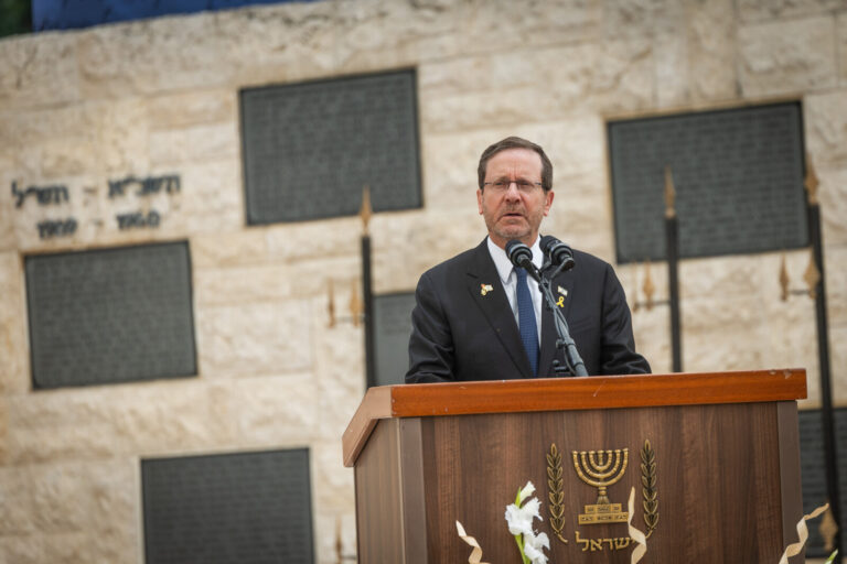 הנשיא הרצוג בטקס האזכרה הממלכתי לנפגעי פעולות האיבה (צילום: חיים גולדברג / פלאש90)