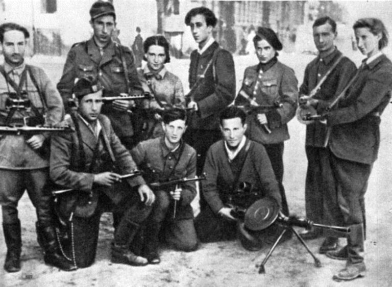 רוז'קה קורצ'אק, סבתא רבתא של אורי מרלא חפץ, שלישית מימין לצד אבא קובנר (במרכז השורה האחורית) עם חברי ארגון הפרטיזנים "הארגון היהודי הלוחם" בגטו וילנה (צילום: ויקימדיה קומונס)