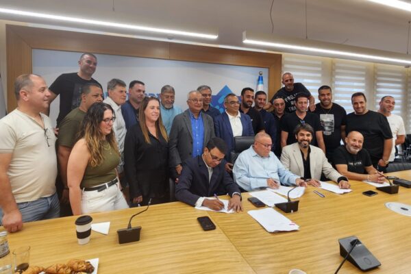 חתימת ההסכם הקיבוצי לעובדי נמל חיפה: "ההסכם ייתן מענה לתחרות הגוברת בין הנמלים" (צילום: דוברות ההסתדרות)