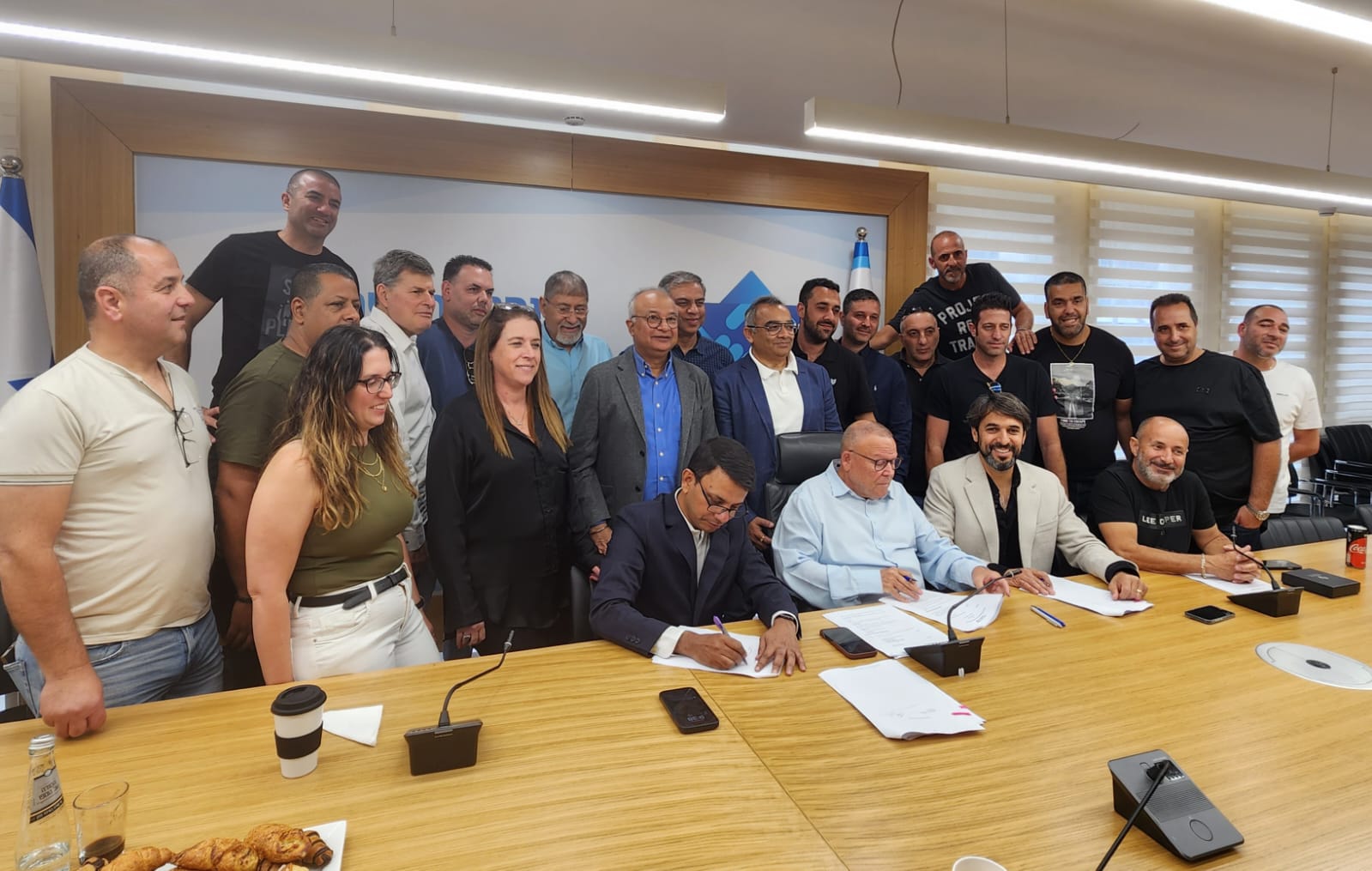חתימת ההסכם הקיבוצי לעובדי נמל חיפה: "ההסכם ייתן מענה לתחרות הגוברת בין הנמלים" (צילום: דוברות ההסתדרות)