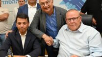 יו"ר ההסתדרות ארנון בר-דוד  (מימין) במעמד החתימה על ההסכם הקיבוצי לעובדי נמל חיפה (צילום: דוברות ההסתדרות)