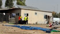 הריסת בית המשפחה בוואדי אל חליל (צילום: המועצה לכפרים לא מוכרים)
