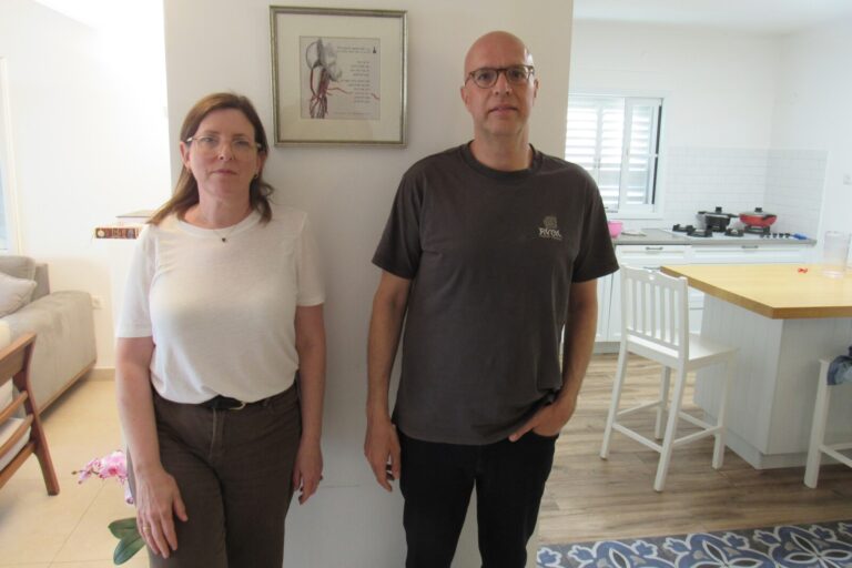 מאיר ואורלי ברוכים. "היה קשה לנו לעכל את האירוע הכולל מסביב. היינו באבל הפרטי ולא התעסקנו בלאומי" (צילום: ניצן צבי כהן)