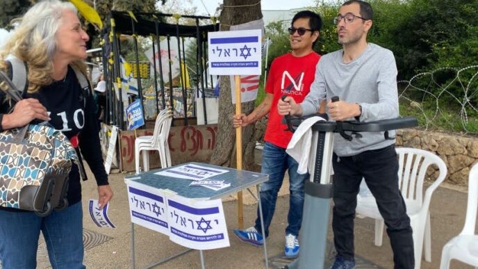 יואב שמוחי (מימין) סמוך למשכן הכנסת. "זו מלחמה צודקת, אבל הממשלה הזו היא האסון הכי גדול שקרה למדינה" (צילום: יהל פרג')