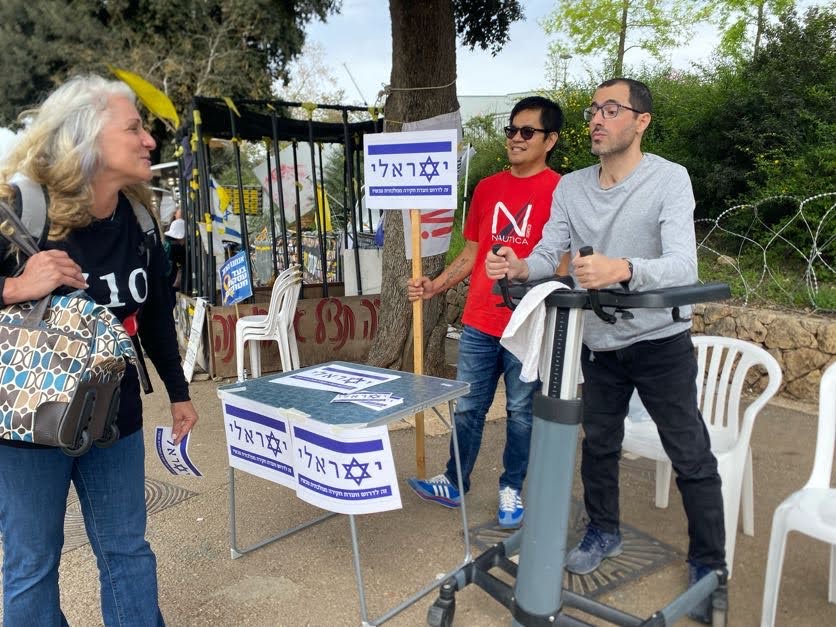 יואב שמוחי (מימין) סמוך למשכן הכנסת. "זו מלחמה צודקת, אבל הממשלה הזו היא האסון הכי גדול שקרה למדינה" (צילום: יהל פרג')