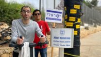יואב שמוחי (משמאל) סמוך למשכן הכנסת בירושלים. "נמאס לי שכולם עצובים" (צילום: יהל פרג')