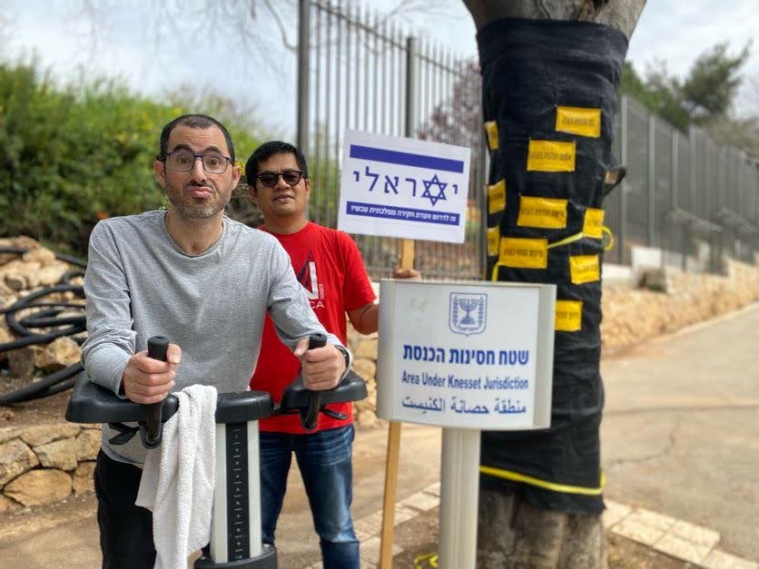 IMG_8151 יואב שמוחי (משמאל) סמוך למשכן הכנסת בירושלים. "נמאס לי שכולם עצובים" (צילום: יהל פרג')