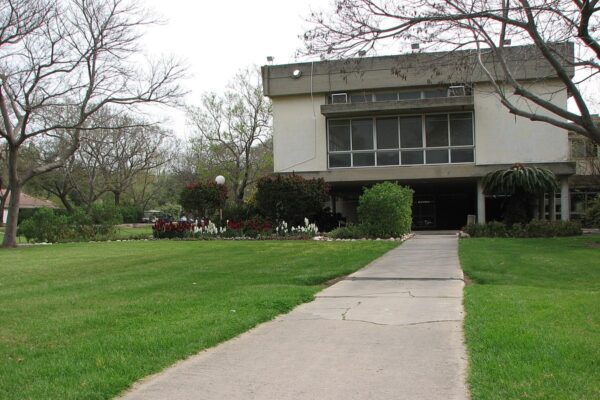 חדר האוכל בקיבוץ לוחמי הגטאות שתכננה יודקובסקי (צילום: מיכאל יעקבסון, ויקימדיה)
