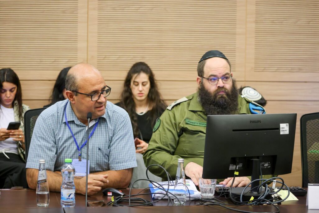 ראש ענף גיוס חרדים באכ"א סא"ל אביגדור דיקשטיין (מימין) וד"ר אחמד חליחל, נציג הלמ"ס בדיון ועדת החוץ והביטחון (צילום: דוברות הכנסת – נועם מושקוביץ) ראש ענף גיוס חרדים באכ"א סא"ל אביגדור דיקשטיין (מימין) וד"ר אחמד חליחל, נציג הלמ"ס בדיון ועדת החוץ והביטחון (צילום: דוברות הכנסת – נועם מושקוביץ)