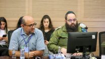 ראש ענף גיוס חרדים באכ"א סא"ל אביגדור דיקשטיין (מימין) וד"ר אחמד חליחל, נציג הלמ"ס בדיון ועדת החוץ והביטחון (צילום: דוברות הכנסת – נועם מושקוביץ)
