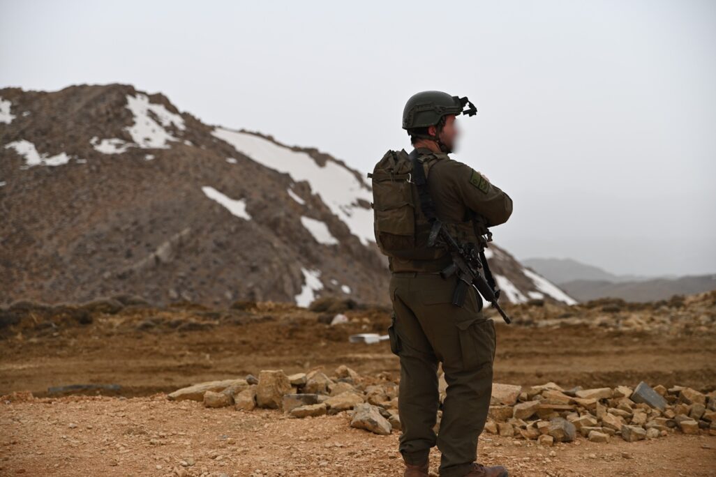 חייל בכתר החרמון שבאזור החיץ עם סוריה. "אנחנו כבר שנה וחצי בלחימה, אבל האנשים ממשיכים לבוא" (צילום: אור גואטה)