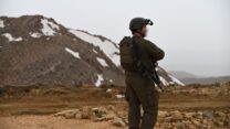 חייל בכתר החרמון שבאזור החיץ עם סוריה. "אנחנו כבר שנה וחצי בלחימה, אבל האנשים ממשיכים לבוא" (צילום: אור גואטה)
