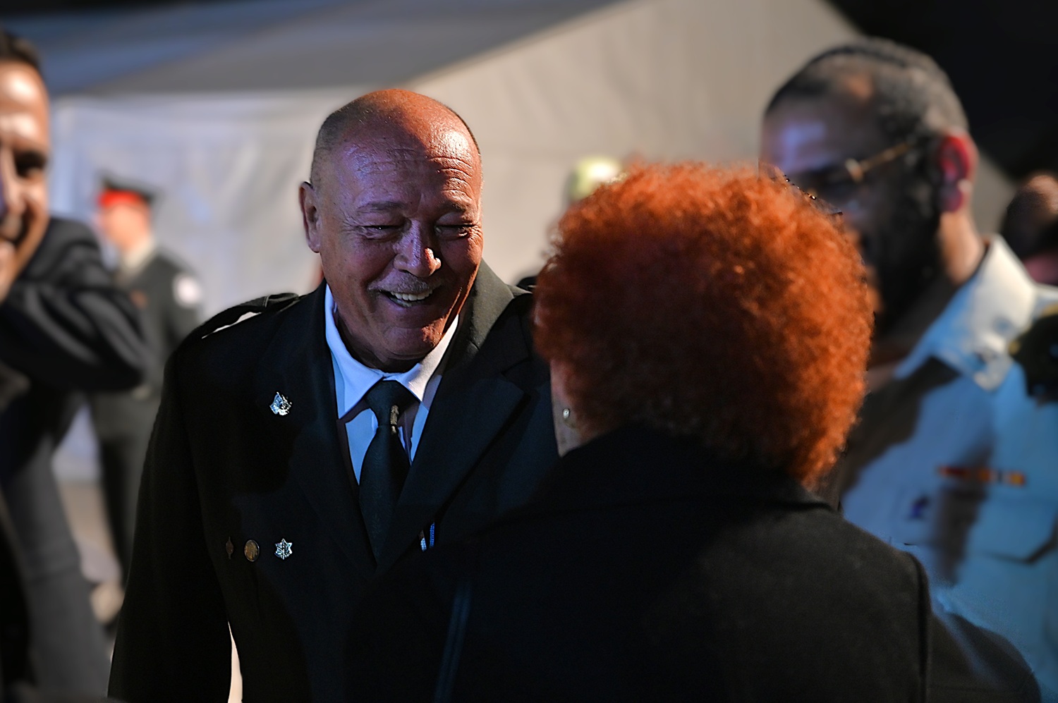 רנ"ג במיל' יצחק אקריש, שפעל לשילוב אנשים עם צרכים מיוחדים בצה"ל, ובלנקה גוט בת ה-92, שסרגה אלפי כובעים לחיילים ולחיילות במהלך המלחמה, ברגע חברי (צילום: אור גואטה)