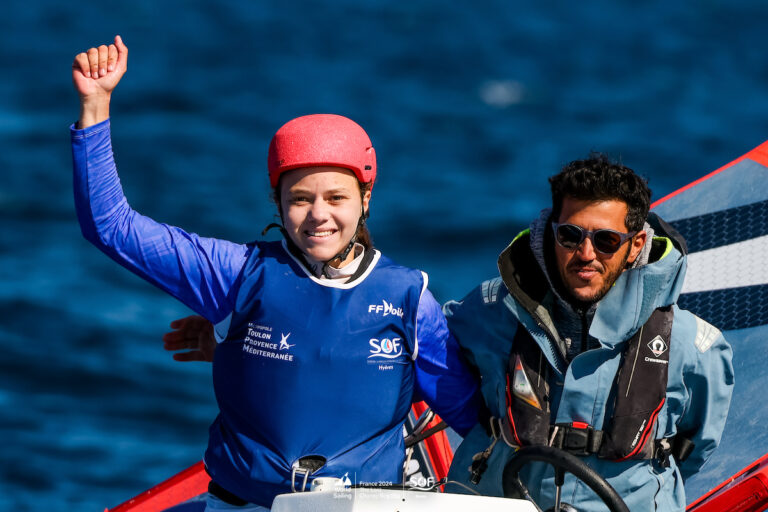 תמר שטיינברג והמאמן שחר צוברי. (צילום: SAILING ENERGY)