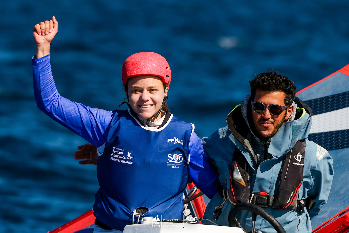 תמר שטיינברג והמאמן שחר צוברי. (צילום: SAILING ENERGY)