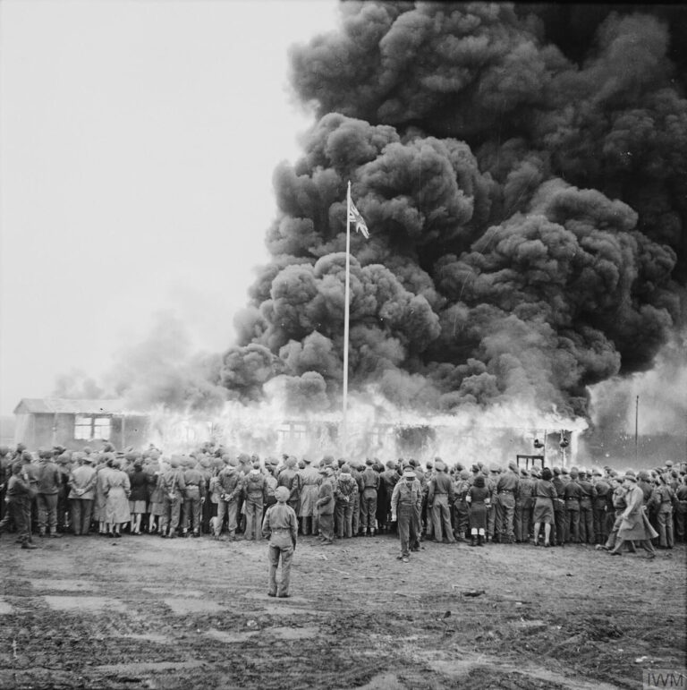 שריפת מחנה הריכוז ברגן בלזן, 1945 (צילום: IWN)