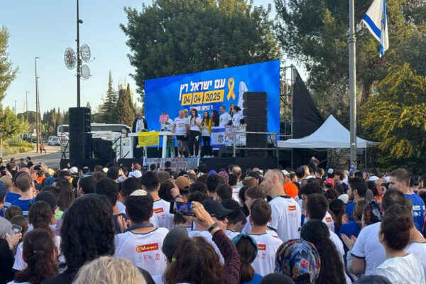 שורדת השבי קרינה ארייב במעמד הזנקת מרתון ירושלים (צילום: אור גואטה)