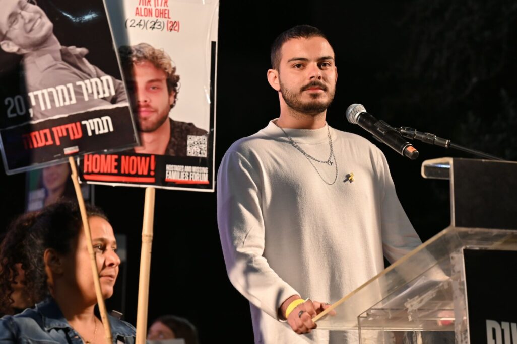 שורד השבי עומר ונקרט בכיכר החטופים (צילום: פאולינה פטימר)