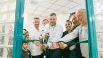 ראש המועצה המקומית חורפיש, אנוור עאמר (במרכז) במעמד גזירת הסרט למרכז החוסן החדש שנפתח בגליל (צילום: Ritvo photography)