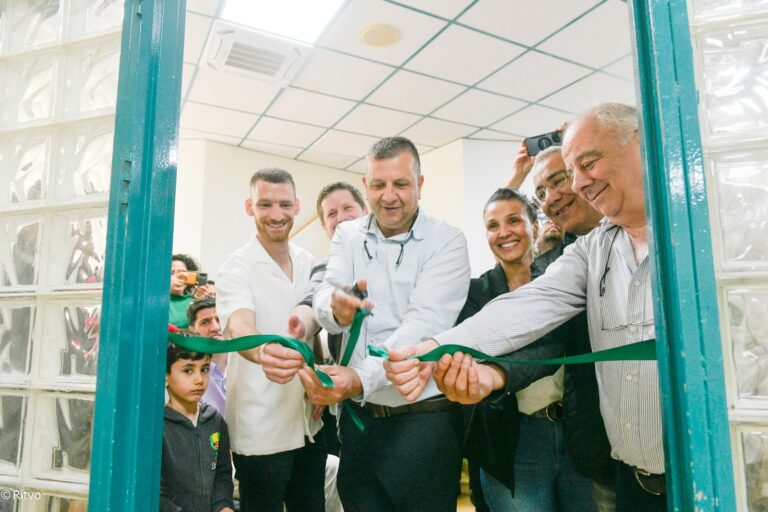 ראש המועצה המקומית חורפיש, אנוור עאמר (במרכז) במעמד גזירת הסרט למרכז החוסן החדש שנפתח בגליל (צילום: Ritvo photography)