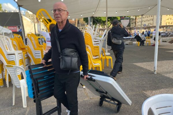 נערכים לליל הסדר בכיכר החטופים (צילום: יהל פרג')