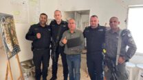 מעמד החזרת המחשב של סיון אלקבץ ז"ל, להוריה שמעון וענתי, על ידי שוטרי תחנת שדרות (צילום: דוברות המשטרה)