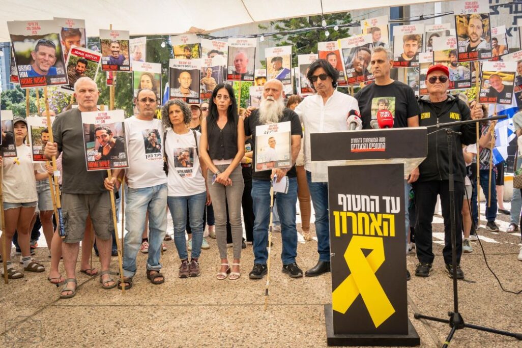 נציגי משפחות החטופים בהצהרה לתקשורת (צילום: אוריאל אבן ספיר)