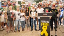 נציגי משפחות החטופים בהצהרה לתקשורת (צילום: אוריאל אבן ספיר)