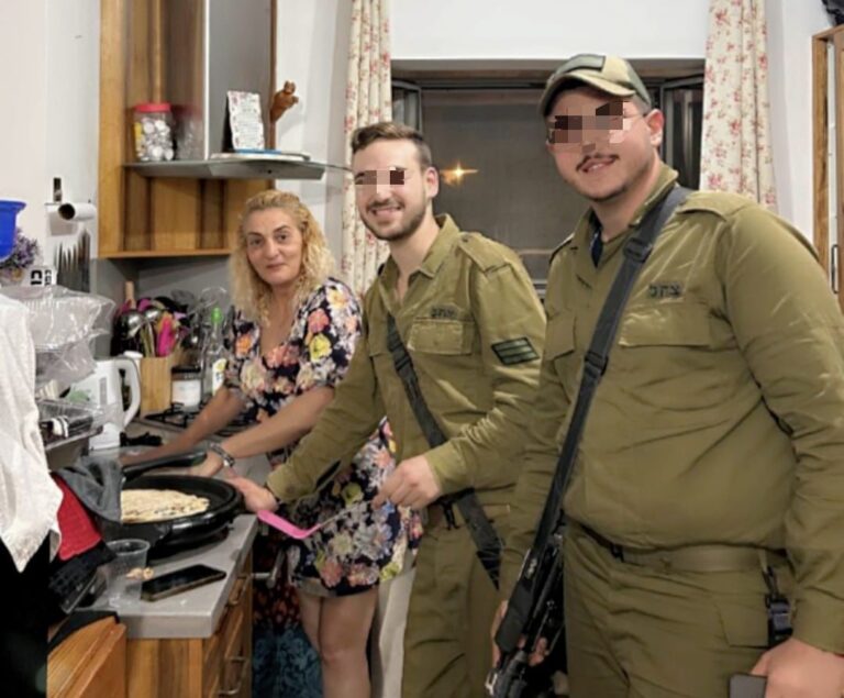 ימית זהבי משדה נחמיה בביתה יחד עם חיילים, מכינים מופלטות לקראת המימונה. ״הבית הפך לתחנת רכבת, זה הכיף הכי גדול״ (צילום: ימית זהבי)