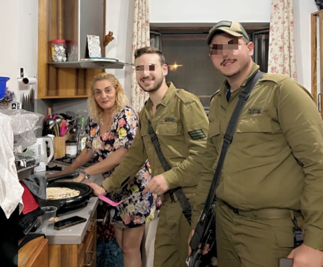 ימית זהבי משדה נחמיה בביתה יחד עם חיילים, מכינים מופלטות לקראת המימונה. ״הבית הפך לתחנת רכבת, זה הכיף הכי גדול״ (צילום: ימית זהבי)