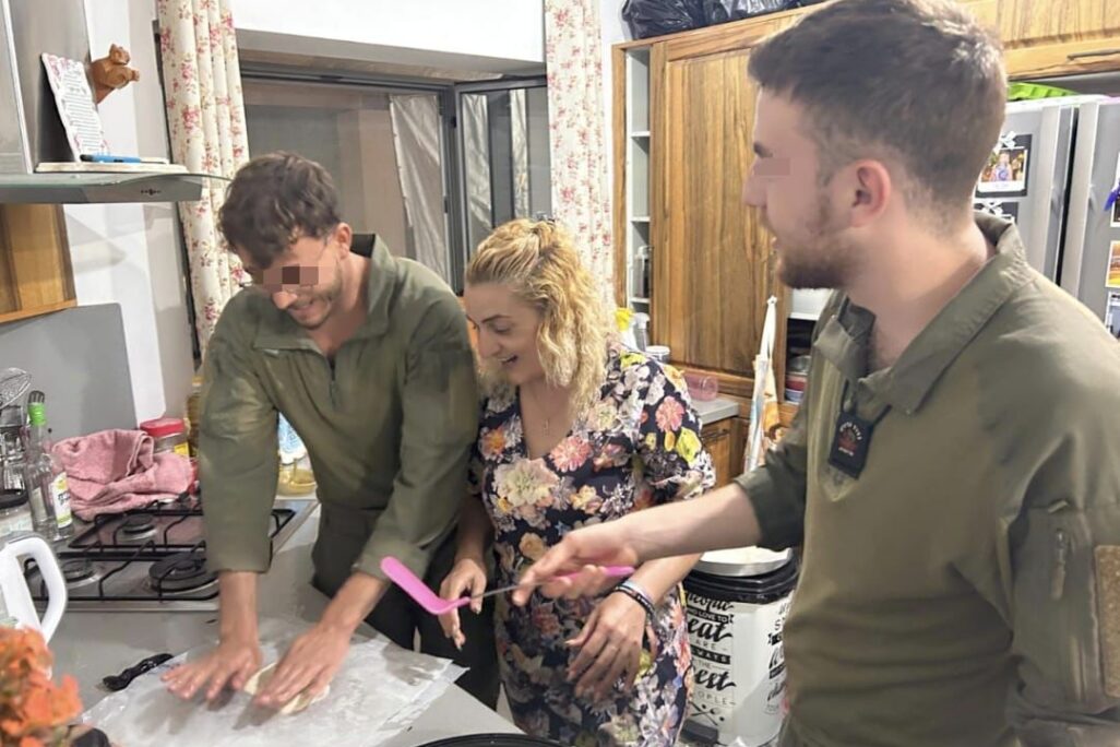 ימית זהבי משדה נחמיה בביתה יחד עם חיילים, מכינים מופלטות לקראת המימונה (צילום: ימית זהבי) ימית זהבי משדה נחמיה בביתה יחד עם חיילים, מכינים מופלטות לקראת המימונה (צילום: ימית זהבי)