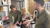 ימית זהבי משדה נחמיה בביתה יחד עם חיילים, מכינים מופלטות לקראת המימונה (צילום: ימית זהבי)