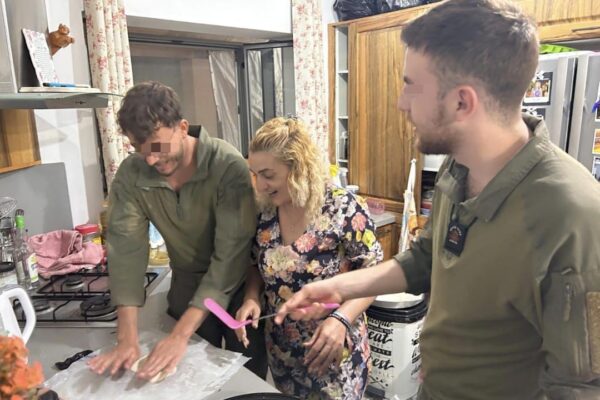 ימית זהבי משדה נחמיה בביתה יחד עם חיילים, מכינים מופלטות לקראת המימונה (צילום: ימית זהבי)