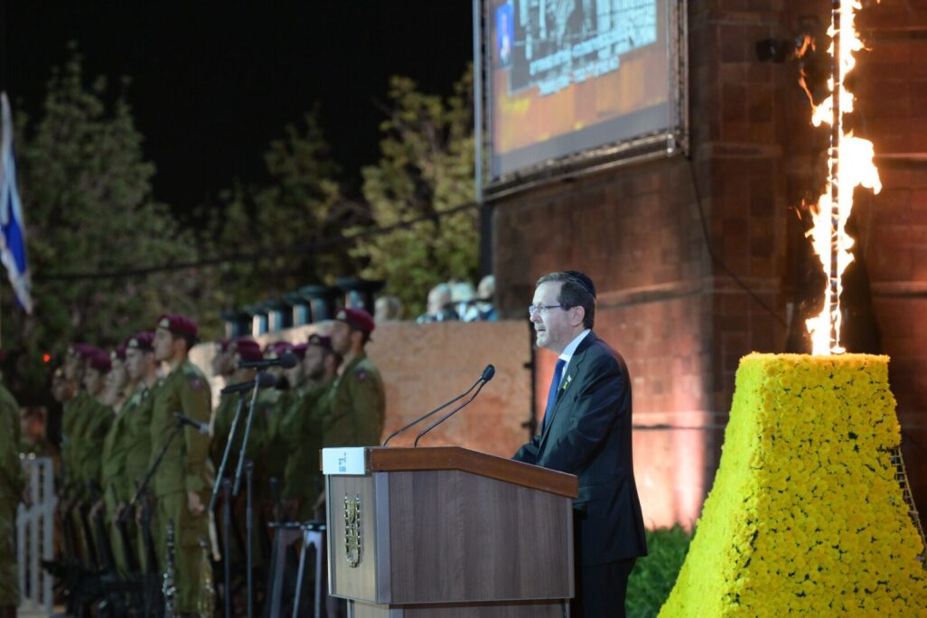 נשיא המדינה יצחק הרצוג בעצרת המרכזית ביד ושם (צילום: עמוס בן גרשום/לע״מ) נשיא המדינה יצחק הרצוג בעצרת המרכזית ביד ושם (צילום: עמוס בן גרשום/לע״מ)