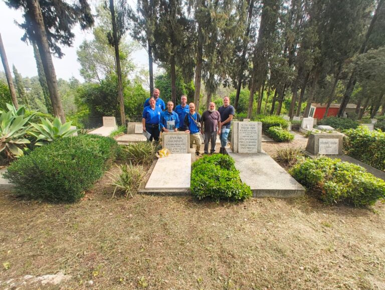 פעילי המחנות העולים ליד קברה של המורדת אנה דורץ' (צילום: רוני הרטוך)