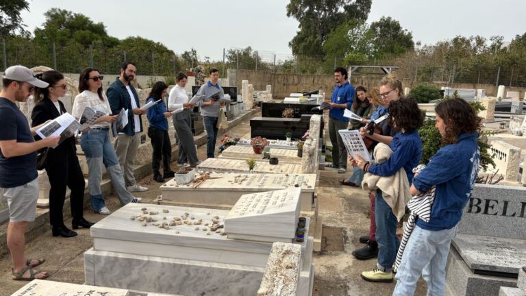 פעילי המחנות העולים ליד קברו של המורד אהרון כרמי (צילום: נועם מיזרץ)