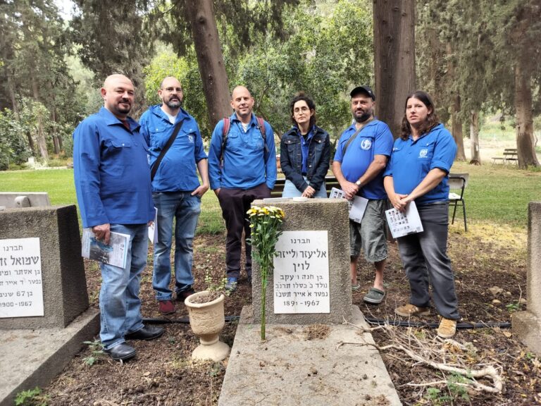 פעילי המחנות העולים ליד קברו של המורד אליעזר (לייזר) לוין (צילום: עדי שני)