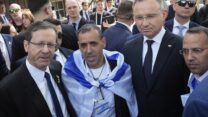 נשיא המדינה יצחק הרצוג (משמאל) עם שורד השבי אלי שרעבי ונשיא פולין אנדז'יי דודה (צילום: AP Photo/Czarek Sokolowski)
