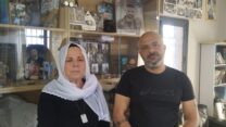 רפיק ואלהאם, פוארסה, הוריו של נאיל פוארסה ז"ל, ליד פינת הזיכרון שלו (צילום: יניב שרון)