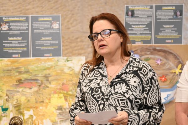 שורדת השבי רז בן עמי באירוע ההשקה בנמל התעופה בן גוריון. "למזלנו אנחנו משפחה שלמה" (צילום: פאולינה פטימר)