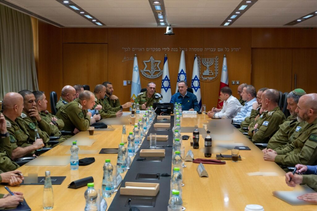 השר ישראל כ"ץ והרמטכ"ל אייל זמיר לצד פורום מטכ"ל (צילום: אריאל חרמוני, משרד הביטחון) שר הביטחון ישראל כ"ץ והרמטכ"ל אייל זמיר לצד פורום מטכ"ל (צילום ארכיון: אריאל חרמוני, משרד הביטחון)