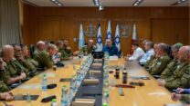 שר הביטחון ישראל כ"ץ והרמטכ"ל אייל זמיר לצד פורום מטכ"ל (צילום ארכיון: אריאל חרמוני, משרד הביטחון)