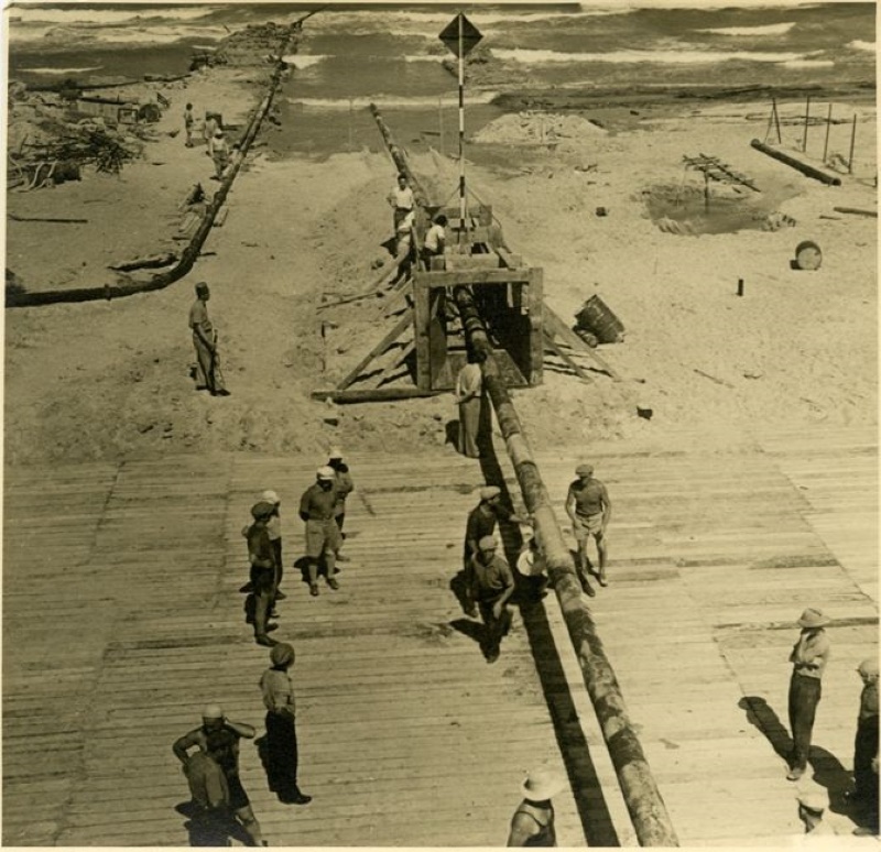 הנחת צינור דלק תת-ימי לתחנת הכוח רדינג, יוני 1948 (צילום: חברת החשמל)